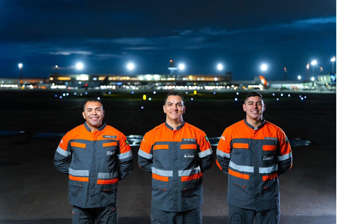 Equipe de bombeiros da Med+ em frente ao aeroporto