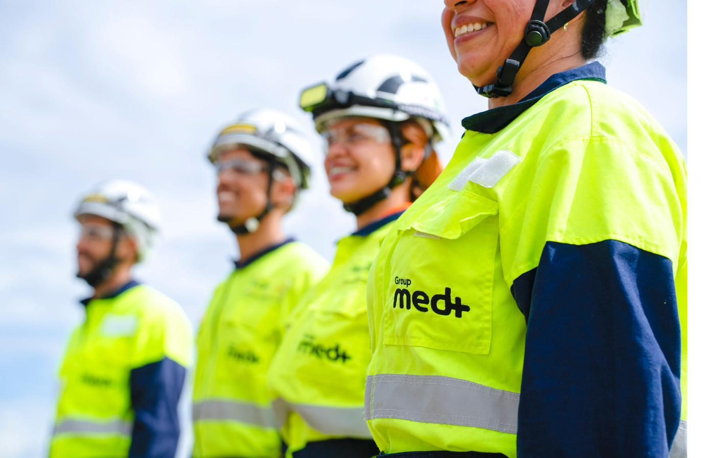 Equipe de socorristas da Med+ com capacete e uniforme refletivo